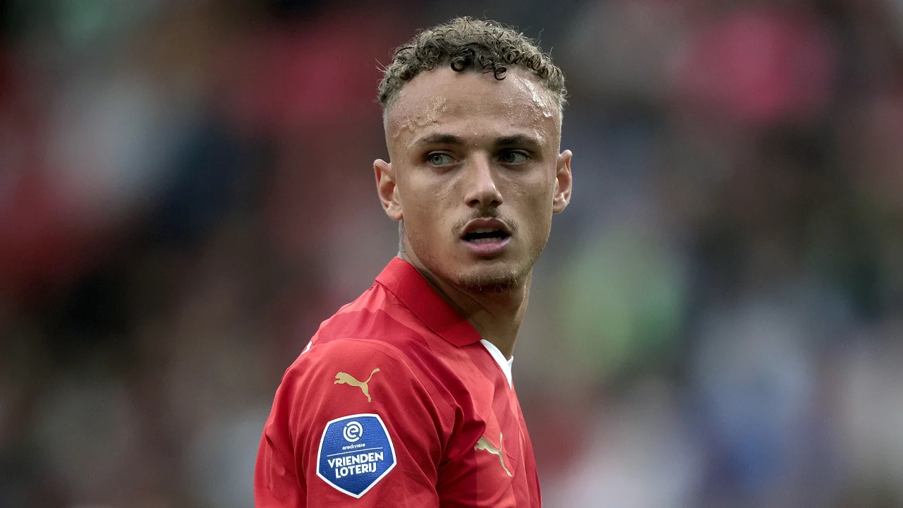 Noa Lang deelt opgestuurde haatbrief: 'Ik schaam me diep dat je bij mijn club PSV speelt'