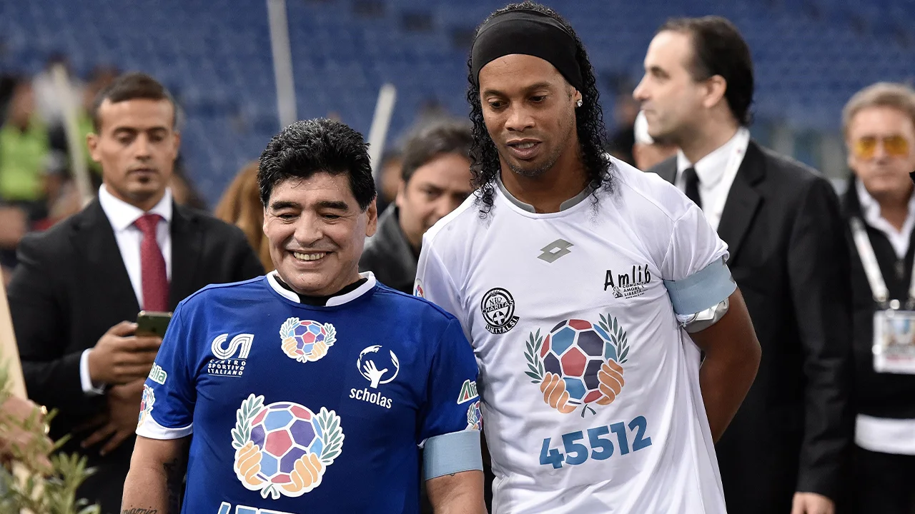 'Ronaldinho wil terugkeren als voetballer bij club van Maradona'