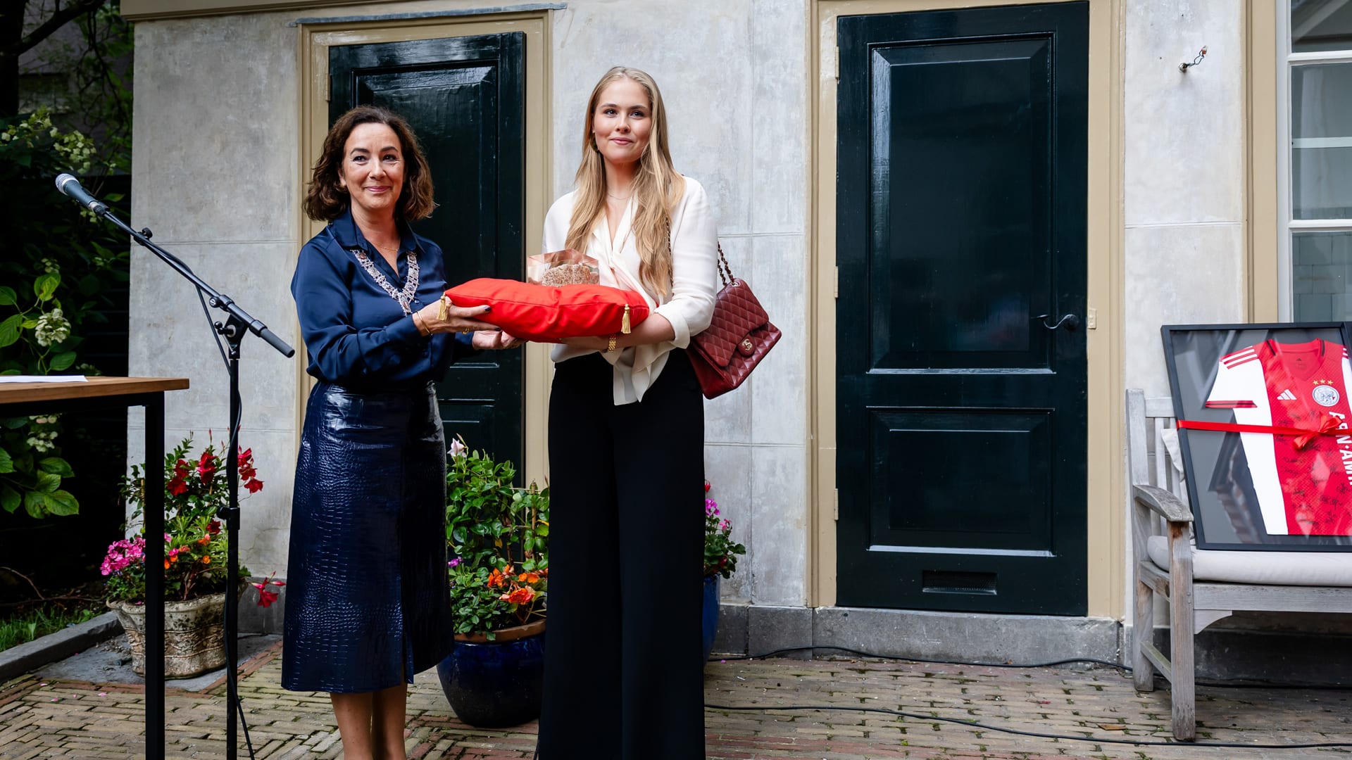 Prinses Amalia op bezoek bij Femke Halsema: krijgt twee gesigneerde Ajaxshirts cadeau