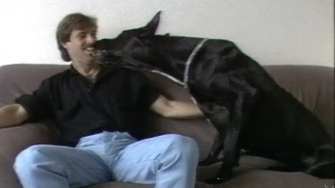 Classic: René doet kunstje met zijn reusachtige hond (1985)