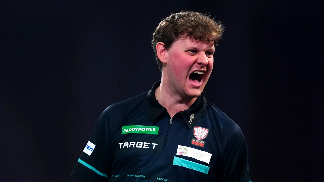 Kevin Doets overleeft thriller tegen Nathan Aspinall en staat in achtste finales WK darts