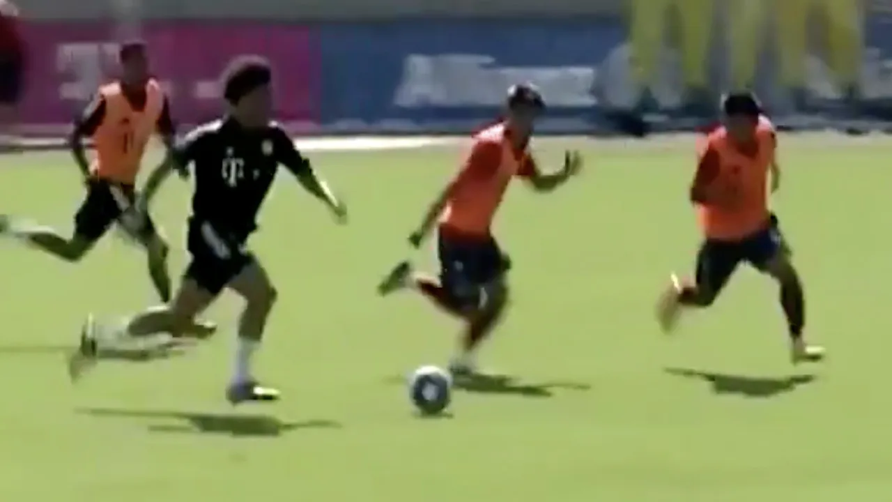 VIDEO - Sané schittert met heerlijke actie op training Bayern