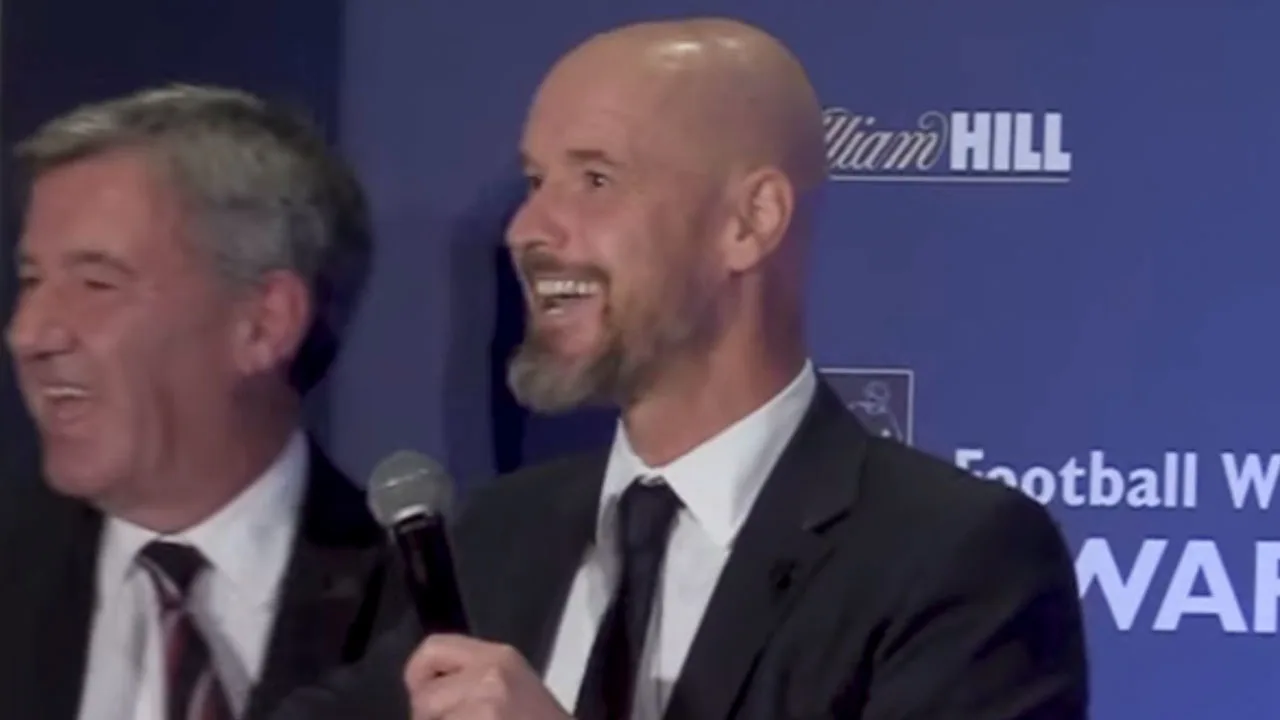 Grappende Erik ten Hag krijgt zaal vol Engelse journalisten aan het lachen