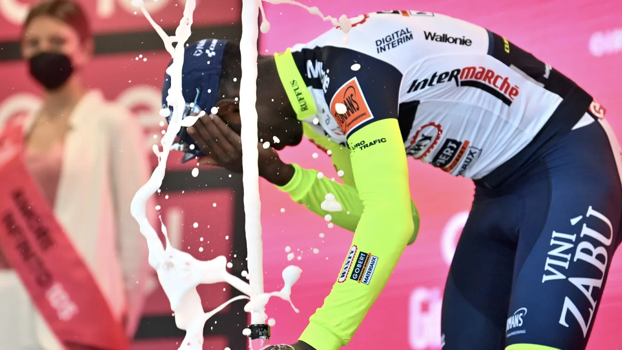 Etappewinnaar Girmay moet noodgedwongen afstappen in Giro d'Italia na ongeluk met kurk
