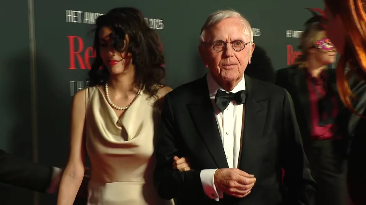 Is dit de nieuwe jonge vriendin van Harry Mens?