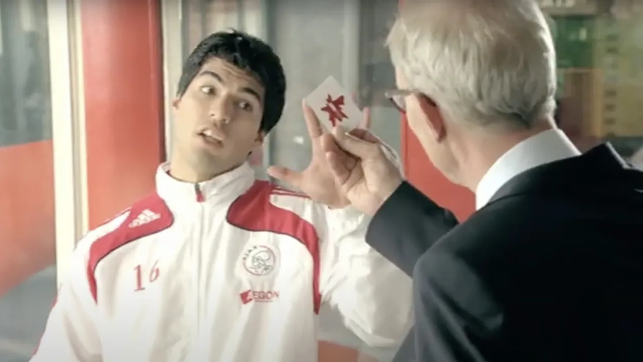 CLASSIC: Luis Suarez speelt hoofdrol in Beter Horen-reclame