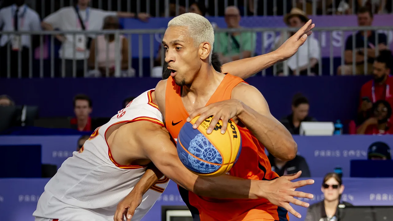 Nederlandse 3x3-basketballers beginnen olympisch toernooi met zege