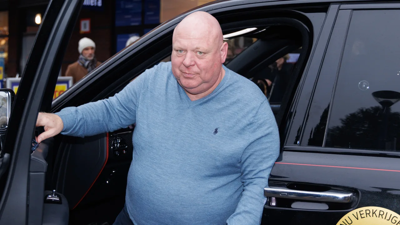 OM: Peter Gillis beet vriendin Nicol in rug en neus