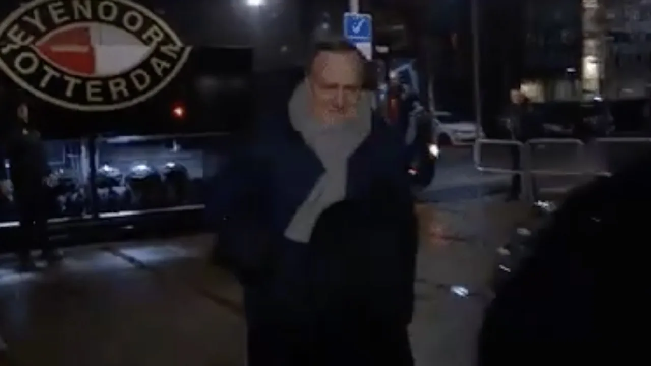 Dick Advocaat sprint door regen Abe Lenstra Stadion binnen