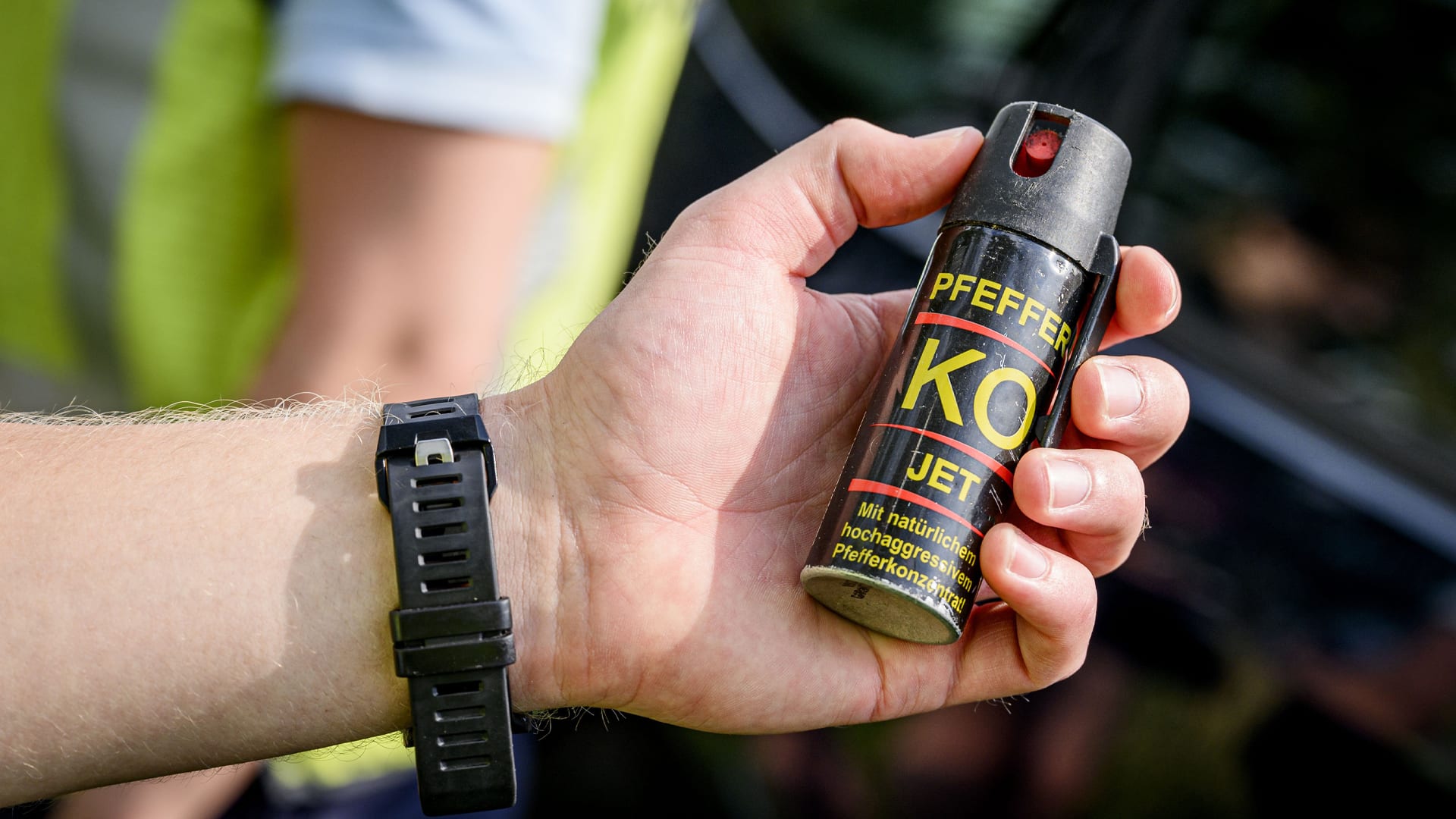 Justitieminister Van Weel overweegt zelfverdediging met pepperspray toe te staan