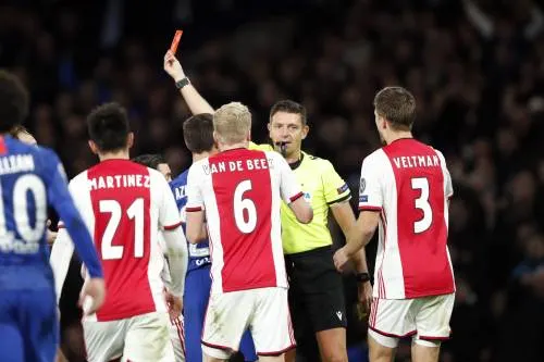 Ajax pakt met negen man punt bij Chelsea: 4-4