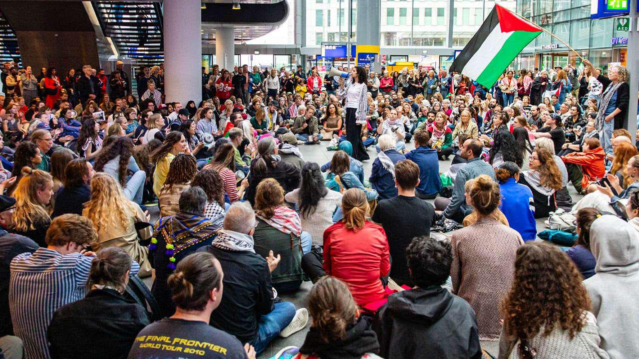 Pro-Palestijnse actievoerders op het spoor bij Den Haag Centraal