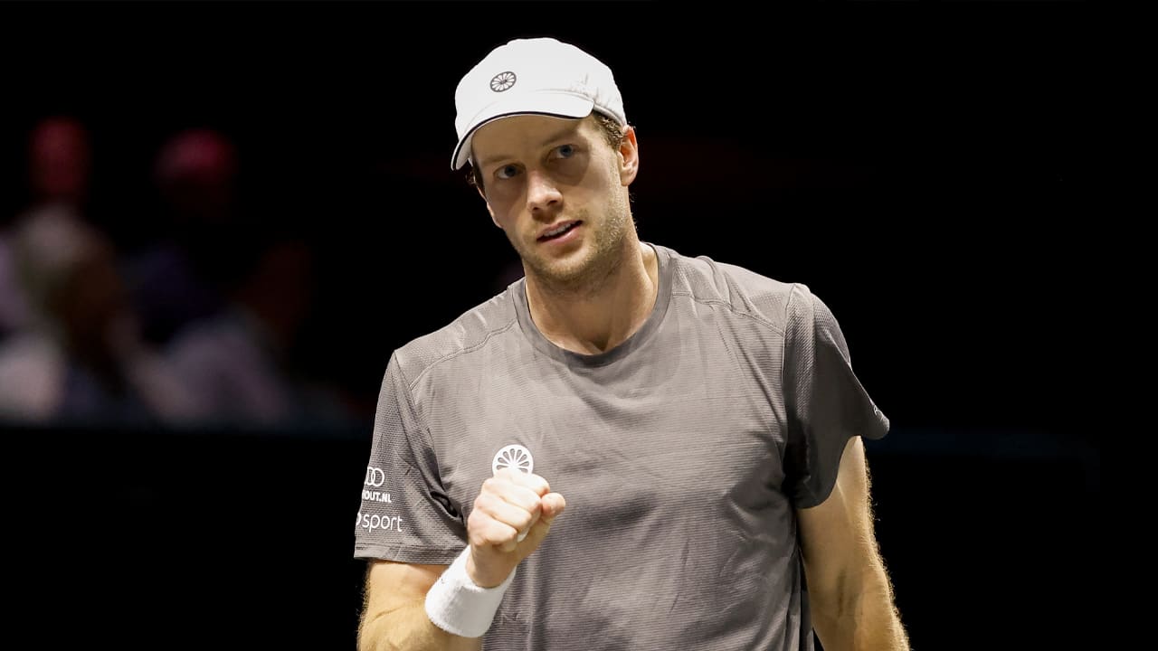 Van de Zandschulp ten koste van Tsitsipas naar kwartfinale ABN AMRO Open