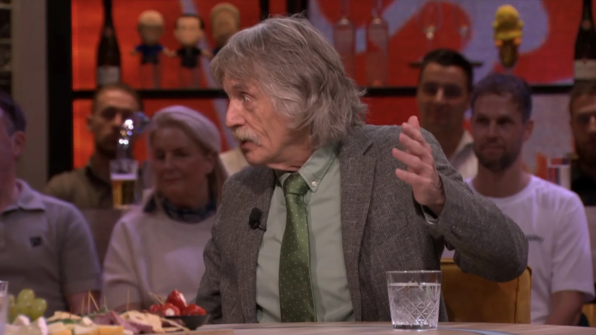 Johan Derksen twee keer onderbroken door man in publiek: 'Kan die meneer de zaal uit?'