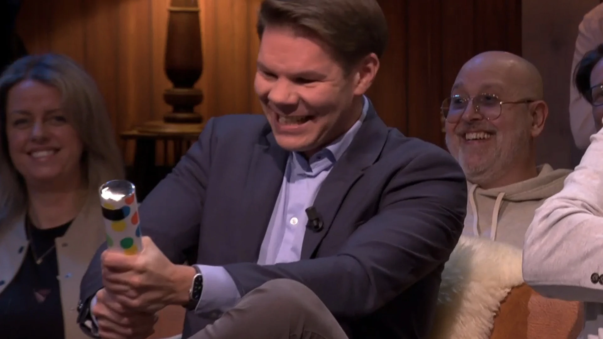 Victor Vlam worstelt live op tv met confettikanon: 'Het lukt echt niet!'