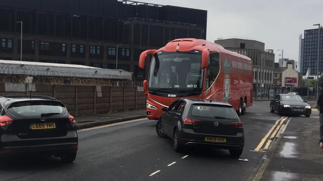 BIZAR! Boze Manchester United-fans blokkeren spelersbus van Liverpool