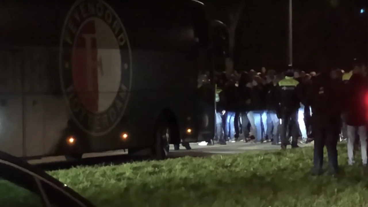 Feyenoord-spelers in gesprek met boze supporters 