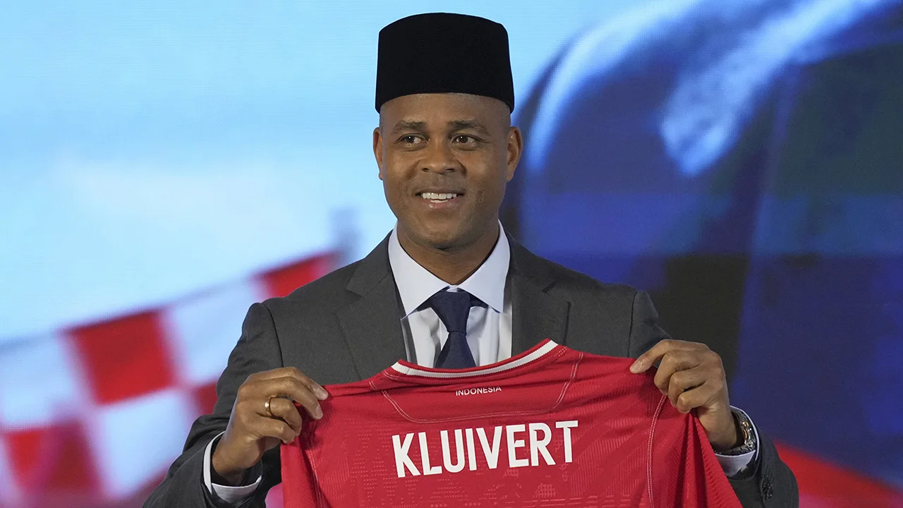 Kluivert mikt op versterking bij presentatie als bondscoach: 'Ik ben met Riedewald in gesprek'