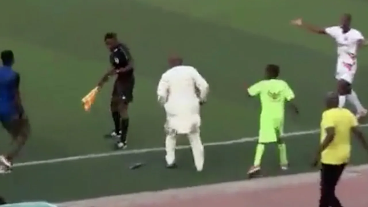 Bizarre beelden uit Nigeria: voorzitter valt grensrechter aan na afgekeurd doelpunt