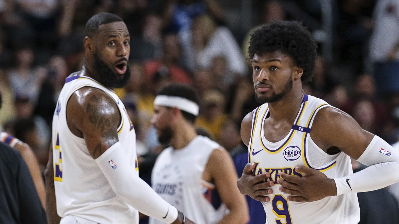 Basketballer LeBron James speelt eerste wedstrijd met zoon Bronny