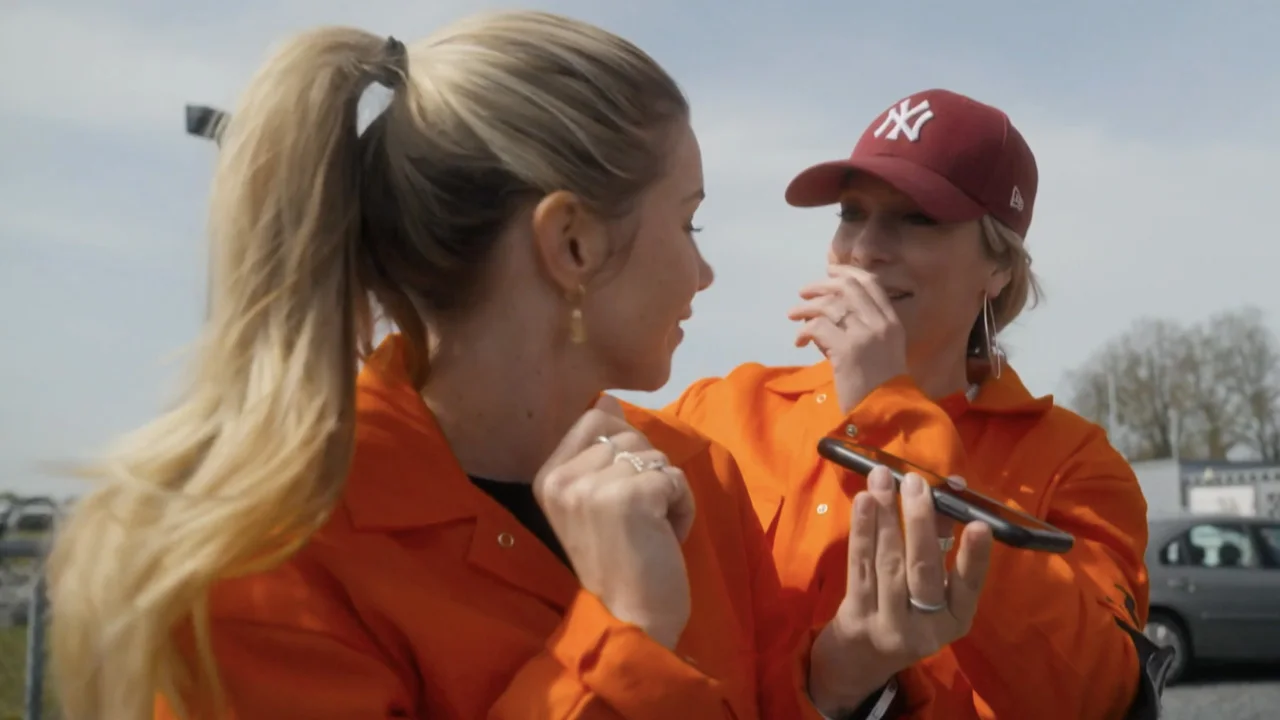 Hélène Hendriks en Anouk Hoogendijk in Het Jachtseizoen: 'Doe Johan Derksen de groetjes!'