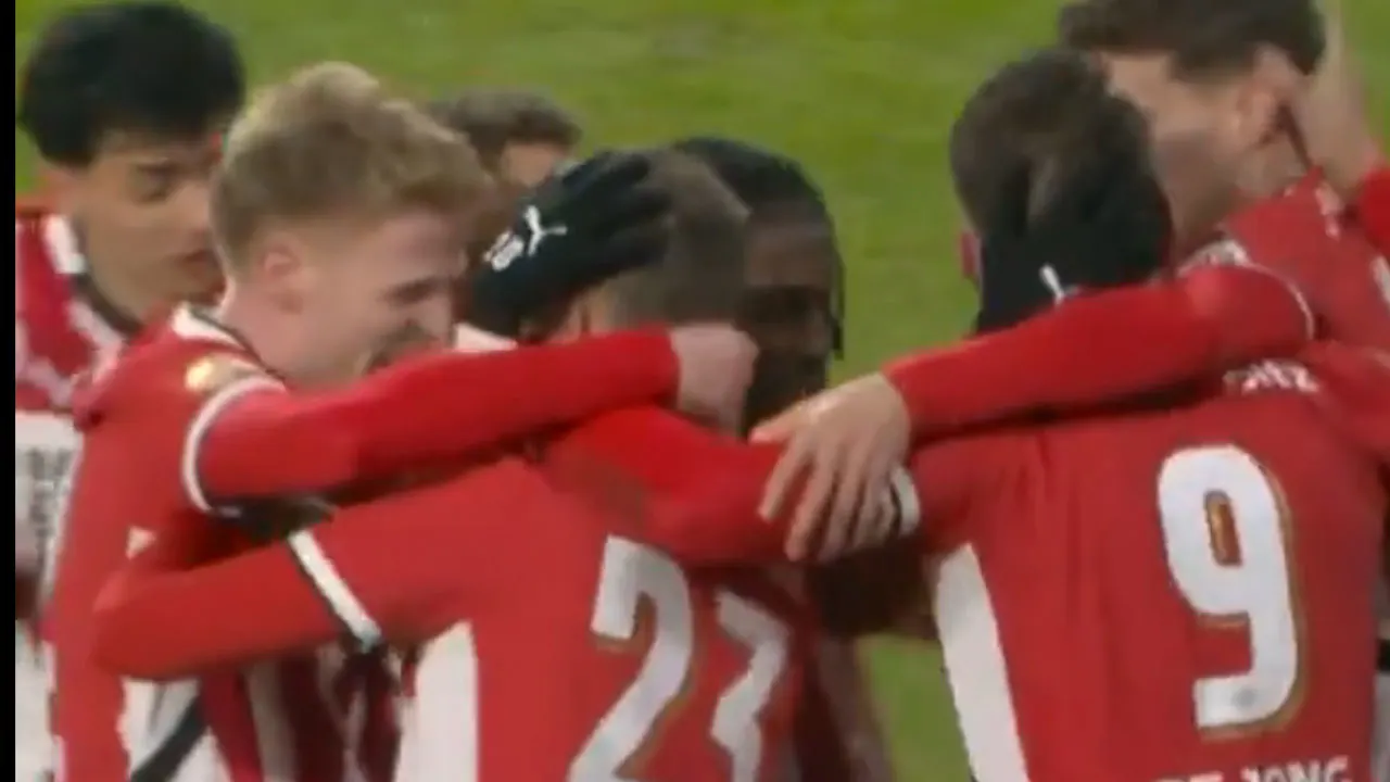 Videogoal: Luuk de Jong brengt PSV op gelijke hoogte tegen AZ