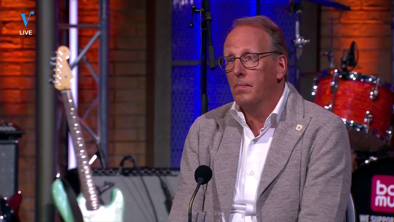 Woerts: 'Clubs willen weer beginnen, KNVB legt verzoek neer bij minister Van Rijn'