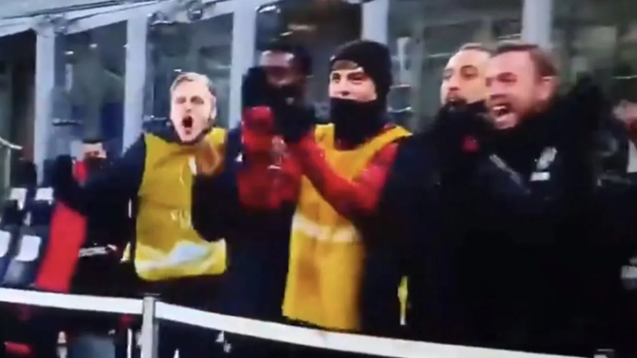 VIDEO: Manchester United-fans genieten van juichende reserve Van de Beek
