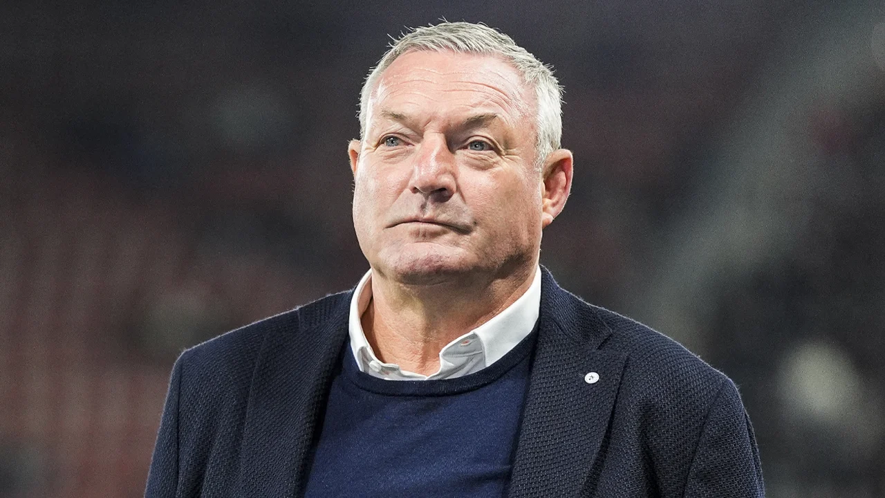 'Ron Jans was toch een ideale man geweest om deze jaren bij Ajax te overbruggen?'