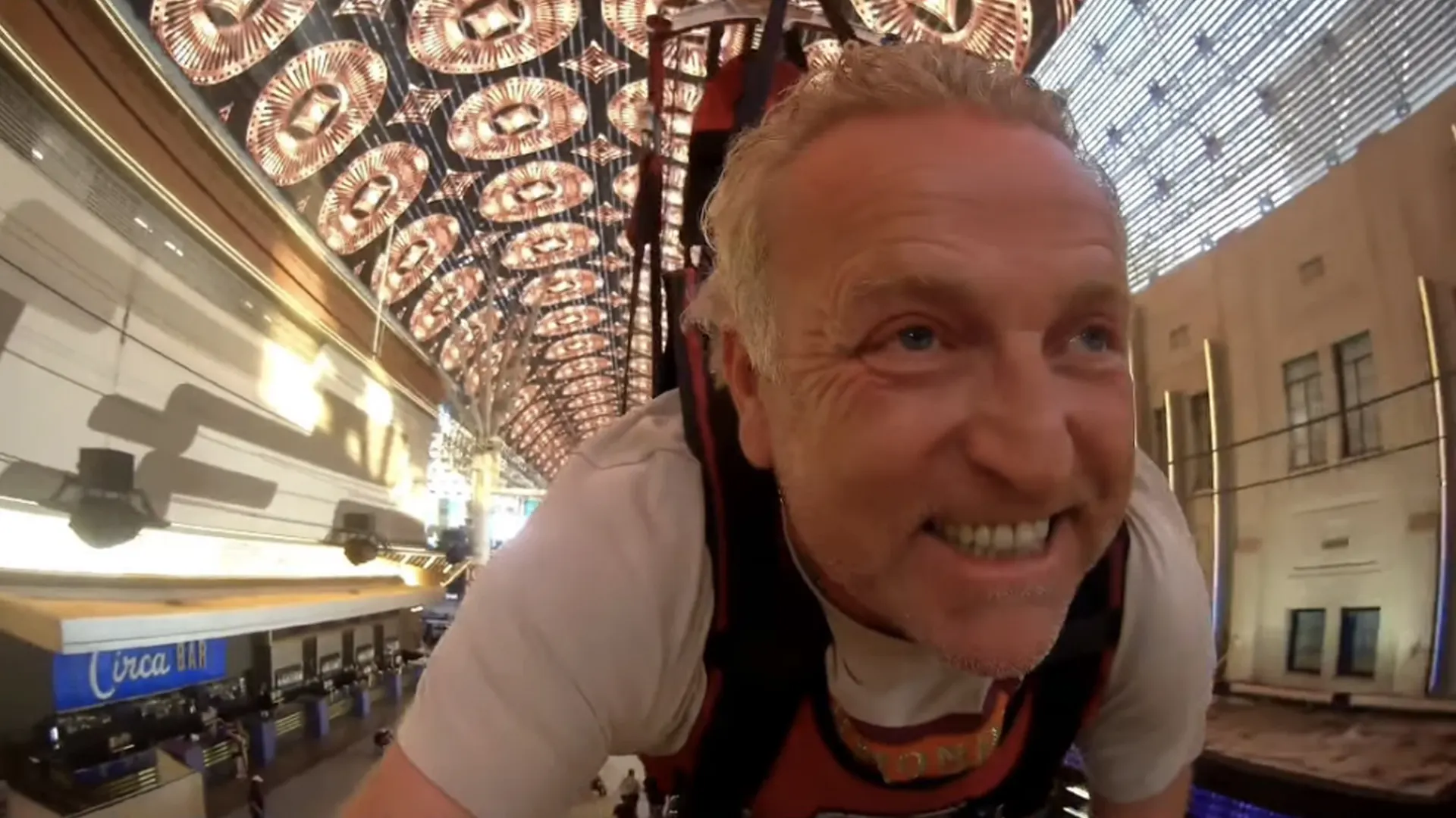 Gordon vliegt door de straten van Las Vegas: ‘Woehoeeeeeee!’