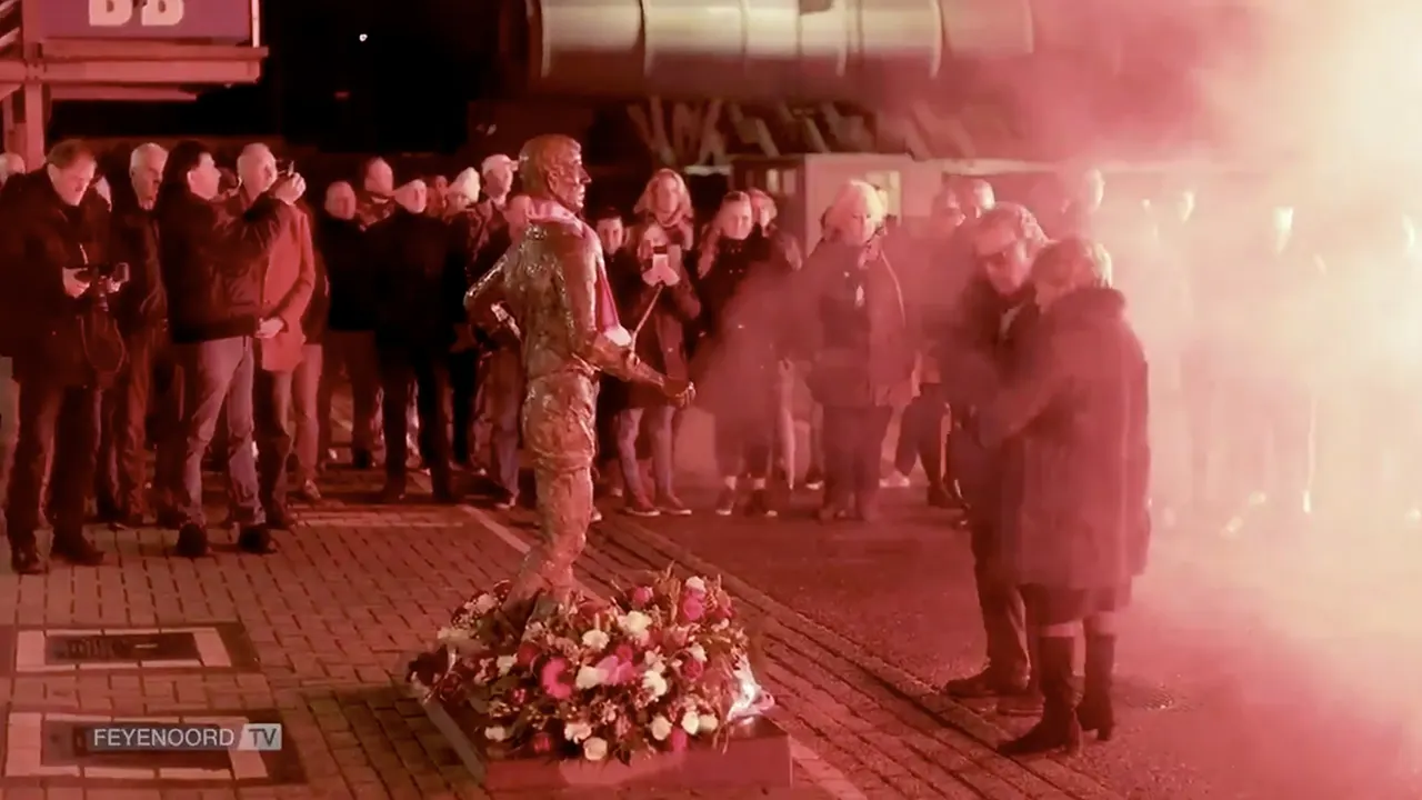 Prachtig eerbetoon aan Coen Moulijn bij de Kuip
