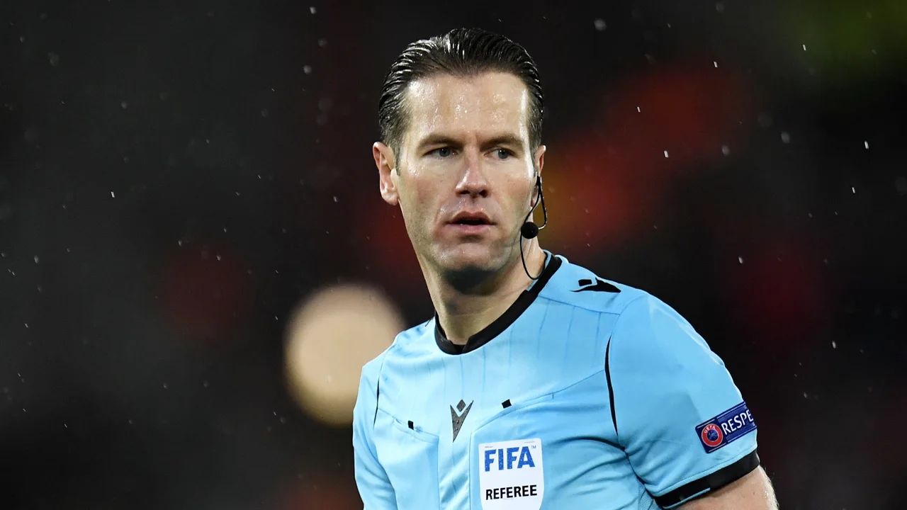 Makkelie leidt restant gestaakt duel PSG - Basaksehir