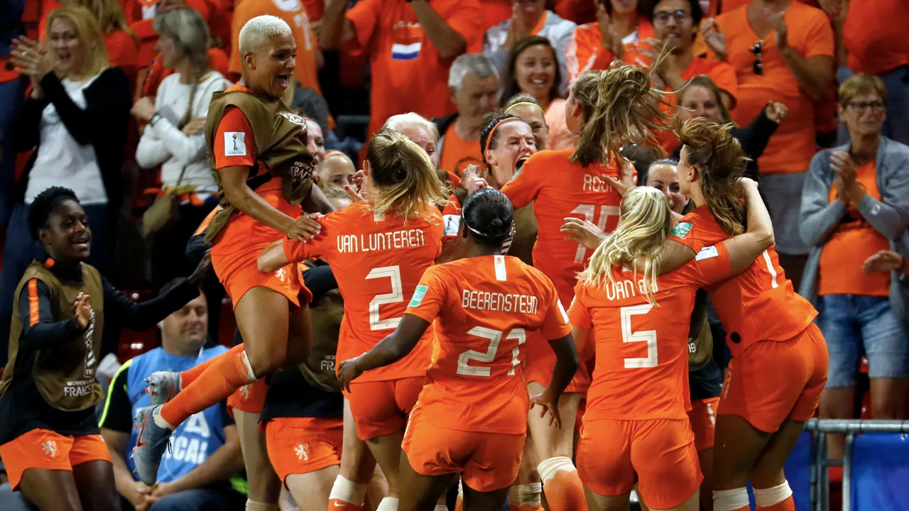 KNVB wil WK 2027 voor voetbalsters met buurlanden organiseren