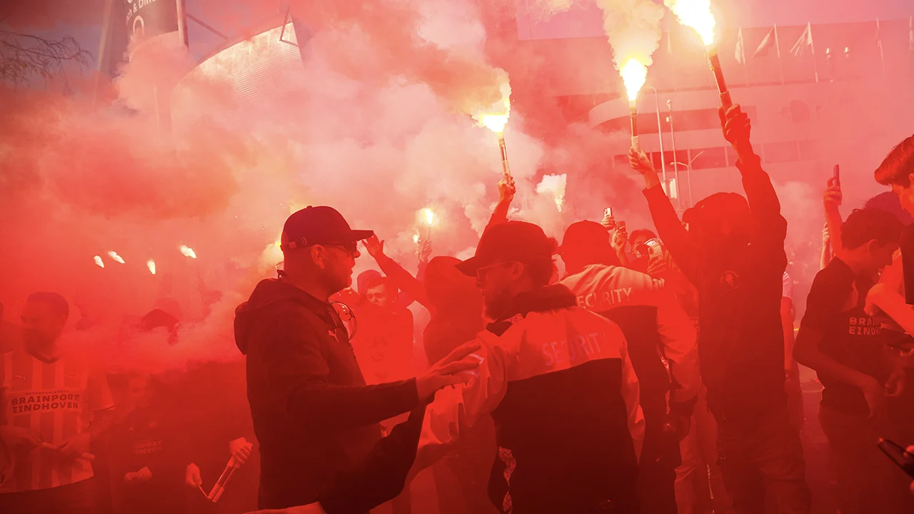17-jarige jongen pakt vuurwerkbom op tijdens PSV-huldiging en raakt zwaargewond aan zijn hand