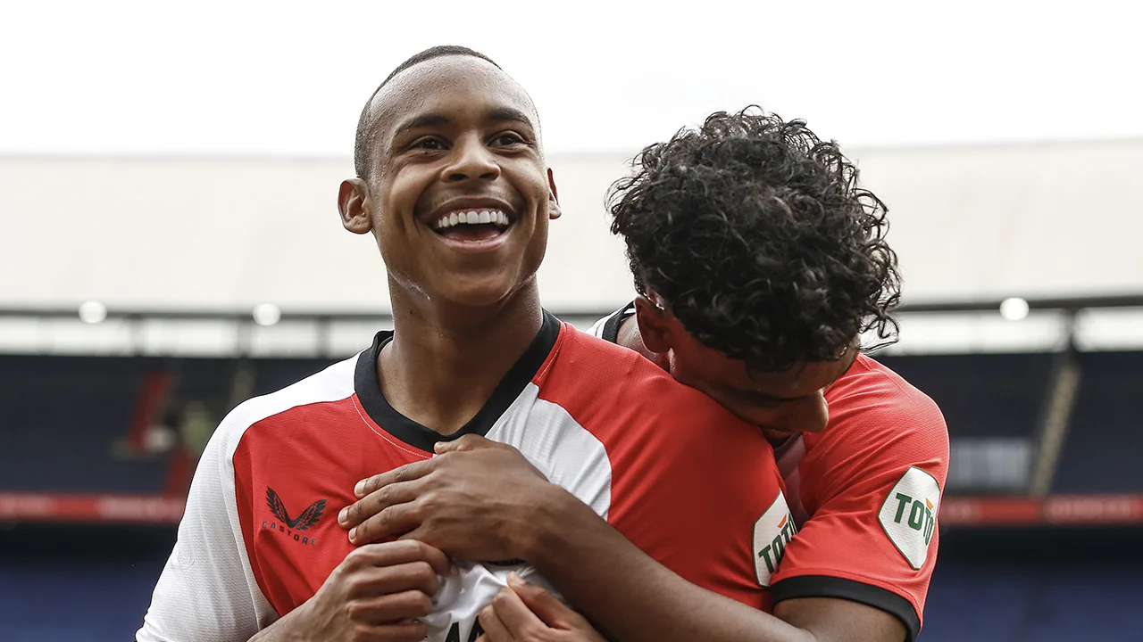 Feyenoord verslaat Racing Genk in oefenduel in De Kuip