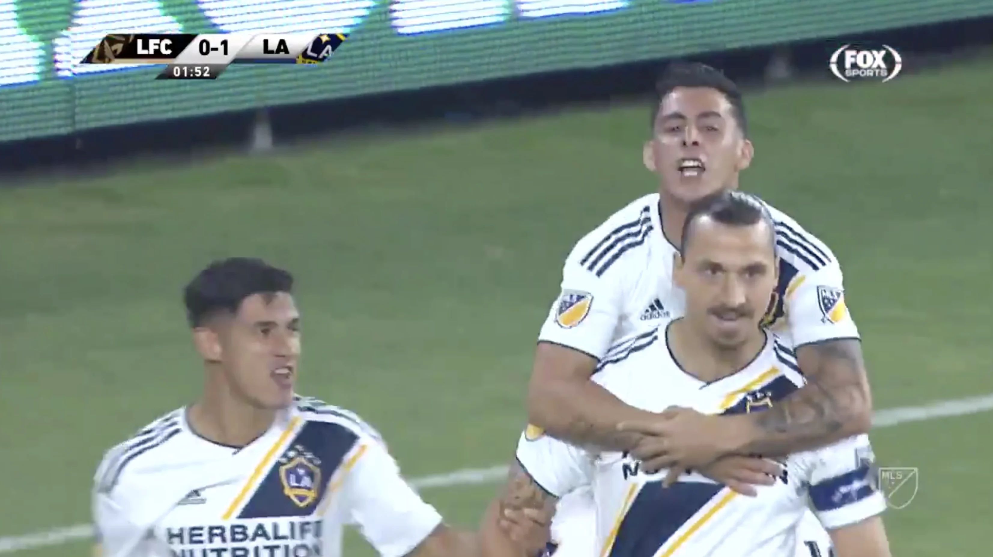 Ibrahimovic scoort twee keer in derby van LA en daagt publiek uit