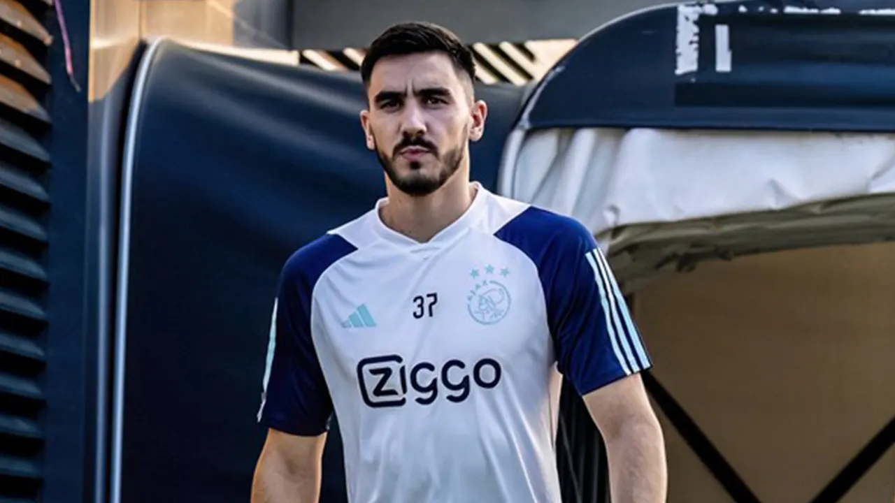 Josip Sutalo aanvoerder bij zijn debuutwedstrijd voor Ajax