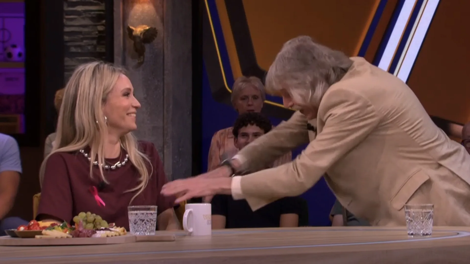 Johan Derksen vertelt anekdote: 'Ik zie hem zo de gulp openmaken en dat ding eruit halen!'