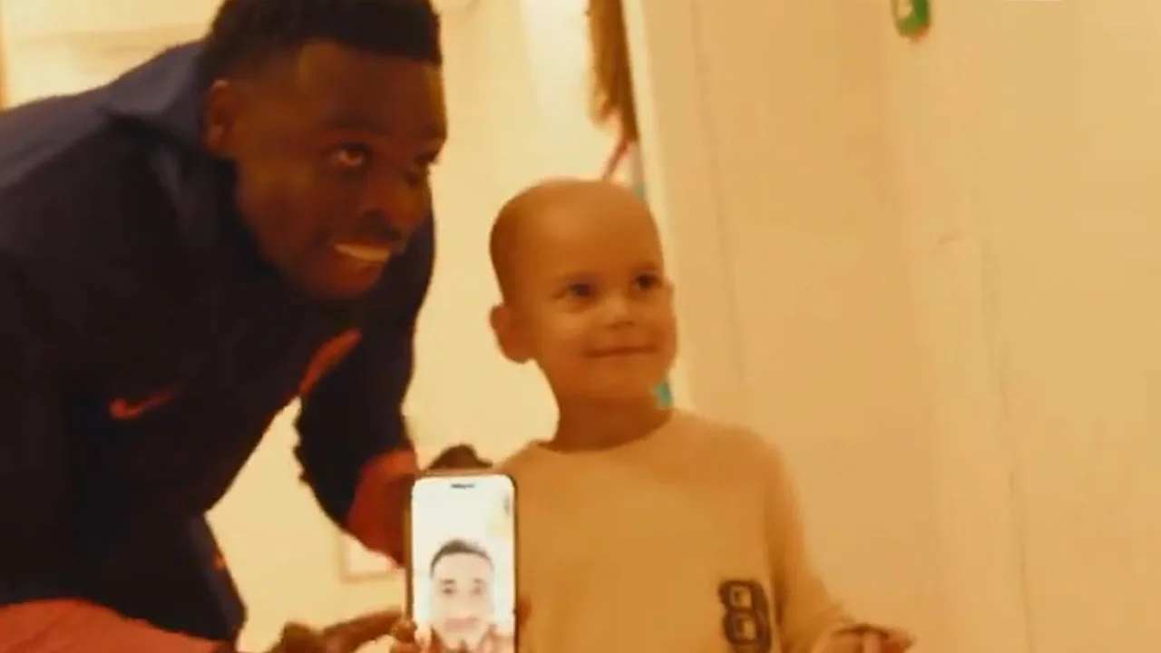 Hartverwarmende actie van Noah Ohio: aanvaller verrast ziek kindje met telefoontje van Bellingham