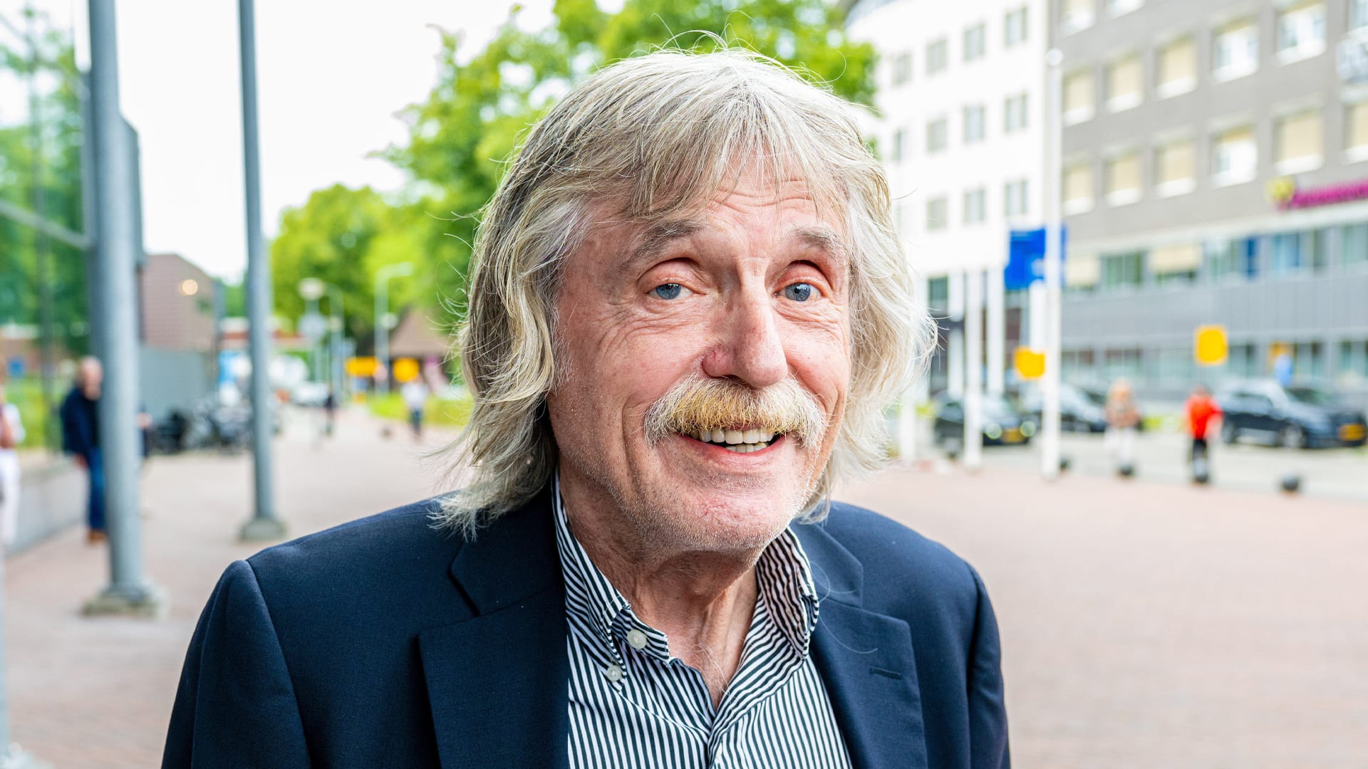 Johan Derksen kreeg bijzondere aanbieding: ‘Ik kon véél meer gaan verdienen’ 