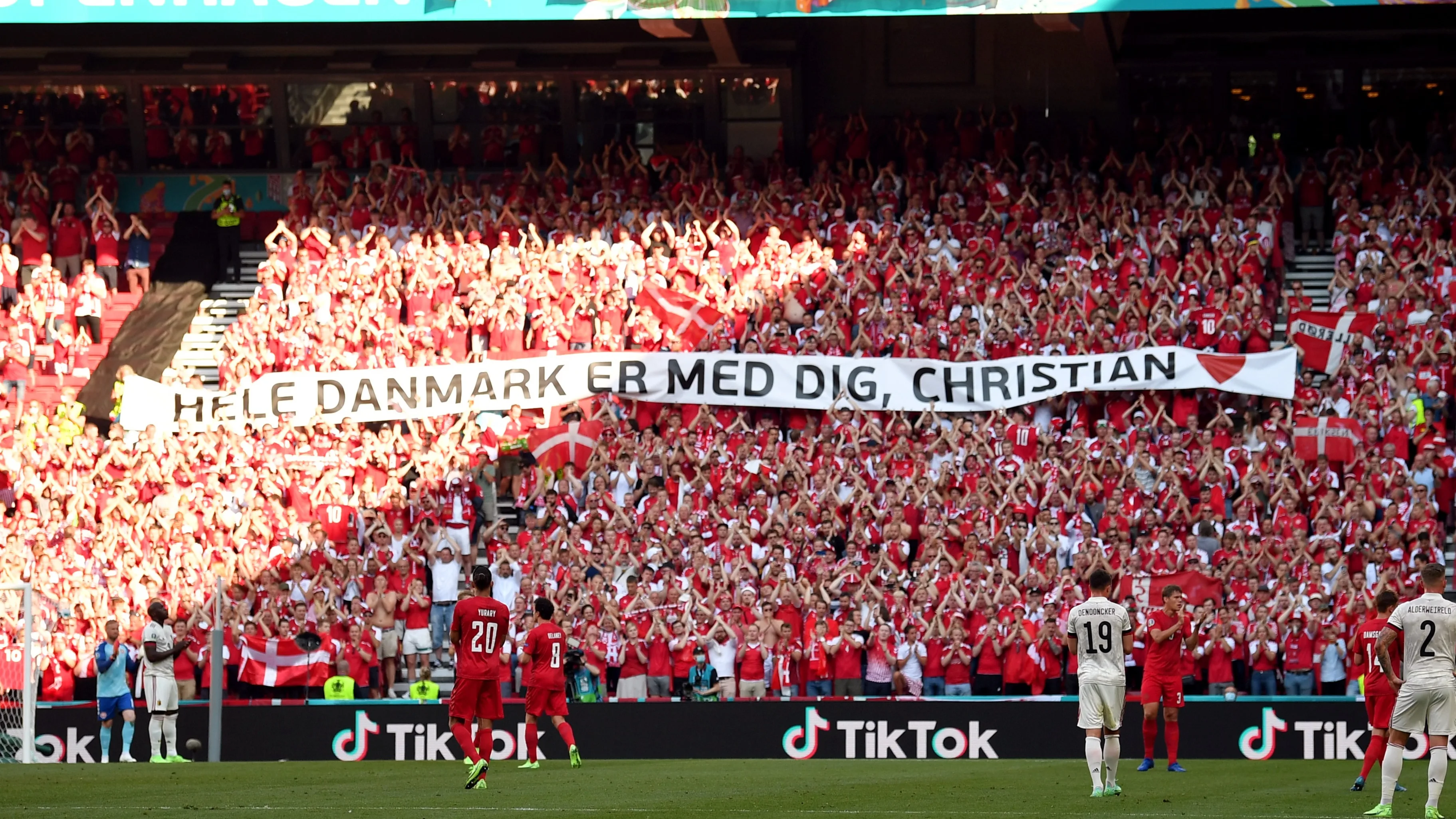 Prachtige steunbetuiging aan Christian Eriksen tijdens Denemarken - België