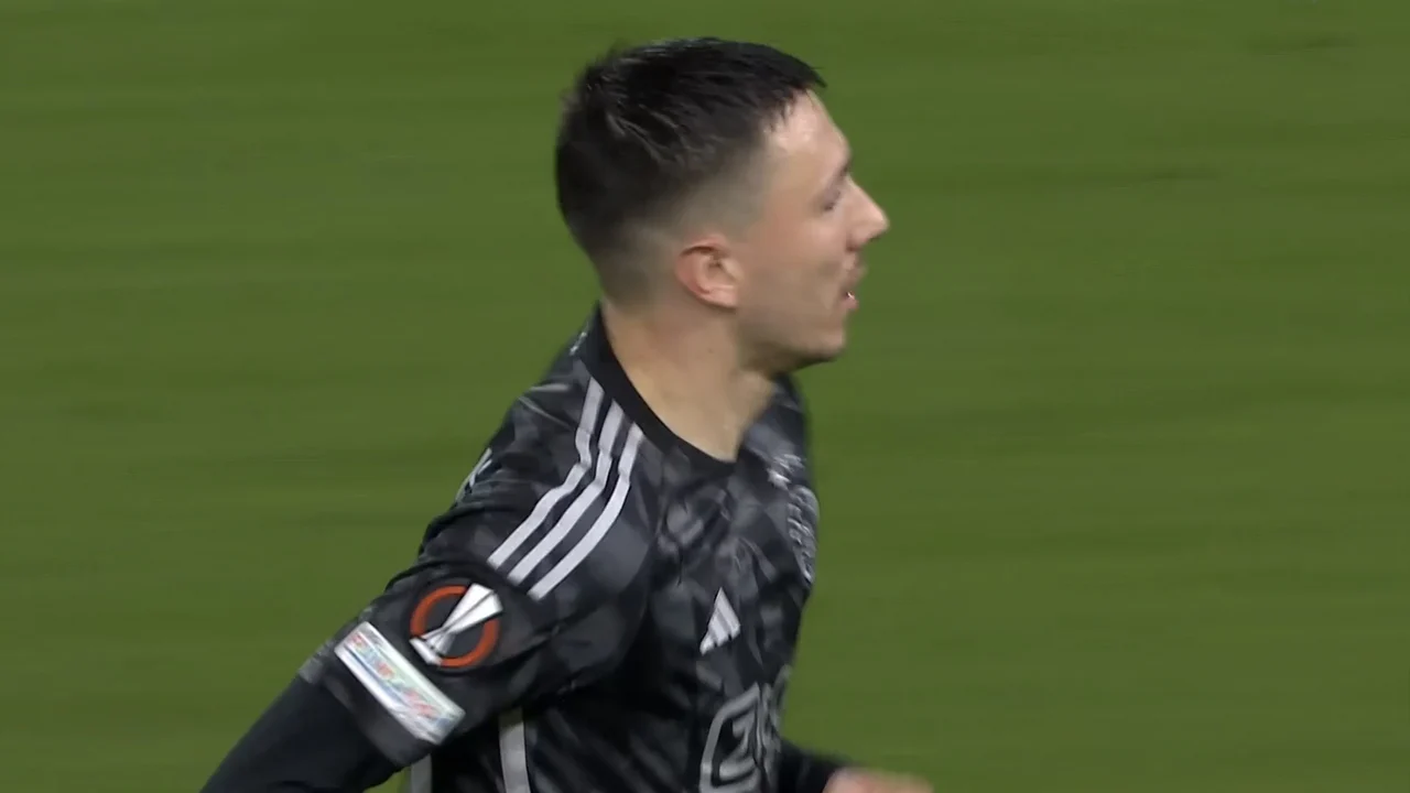 KANS: Steven Berghuis raakt de paal