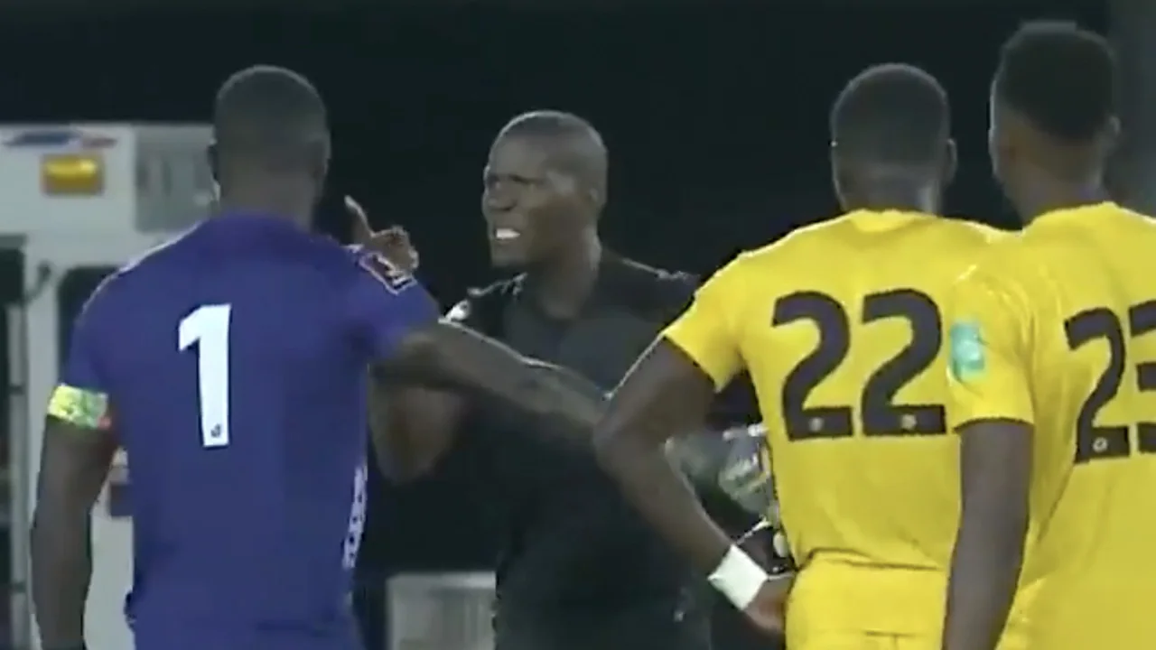 Scheidsrechter bij Marokko - Guinee-Bissau laat even zien wie de baas is