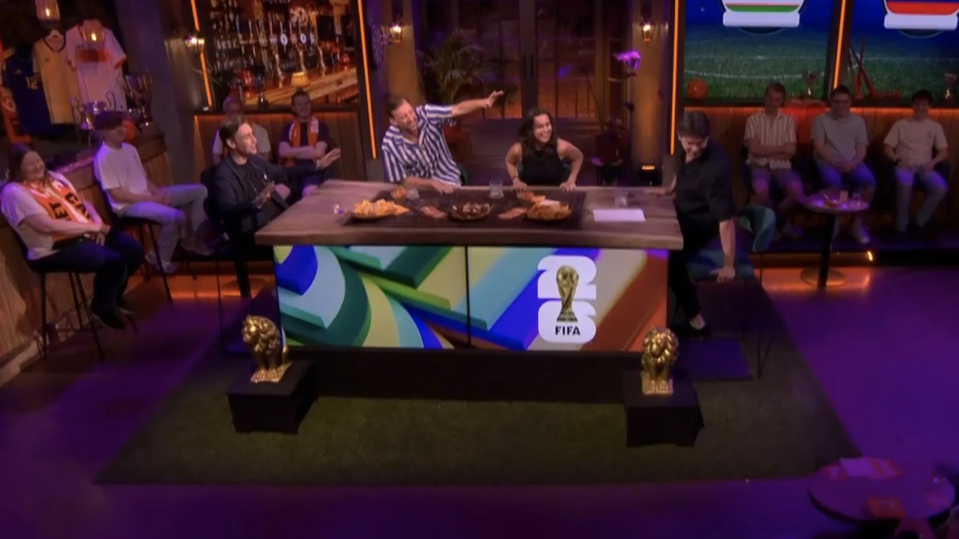Cameraman gaat naar de grond tijdens uitzending Het Oranje Café: 'Gaat het?!'