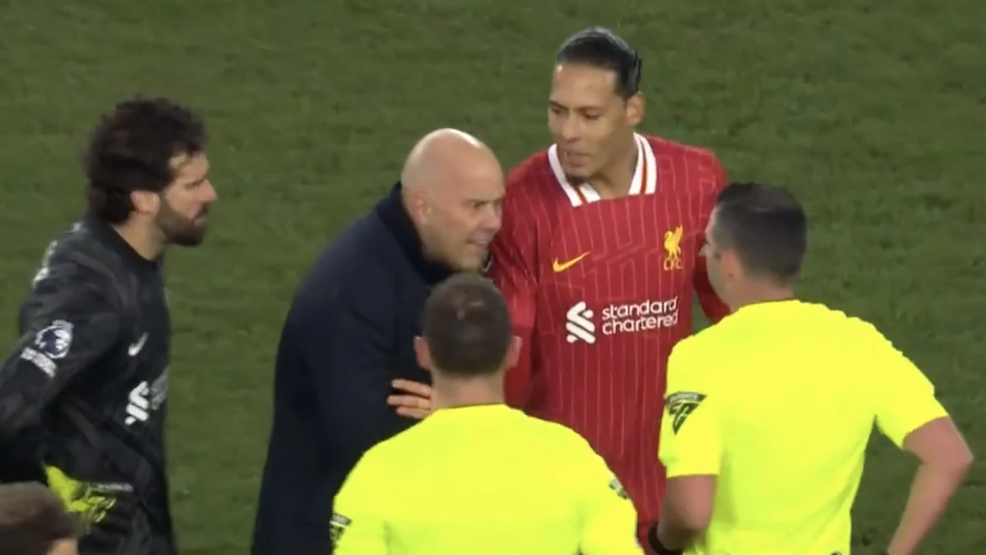 Video: Slot krijgt rood en moet door Van Dijk weggehaald worden bij scheidsrechter 