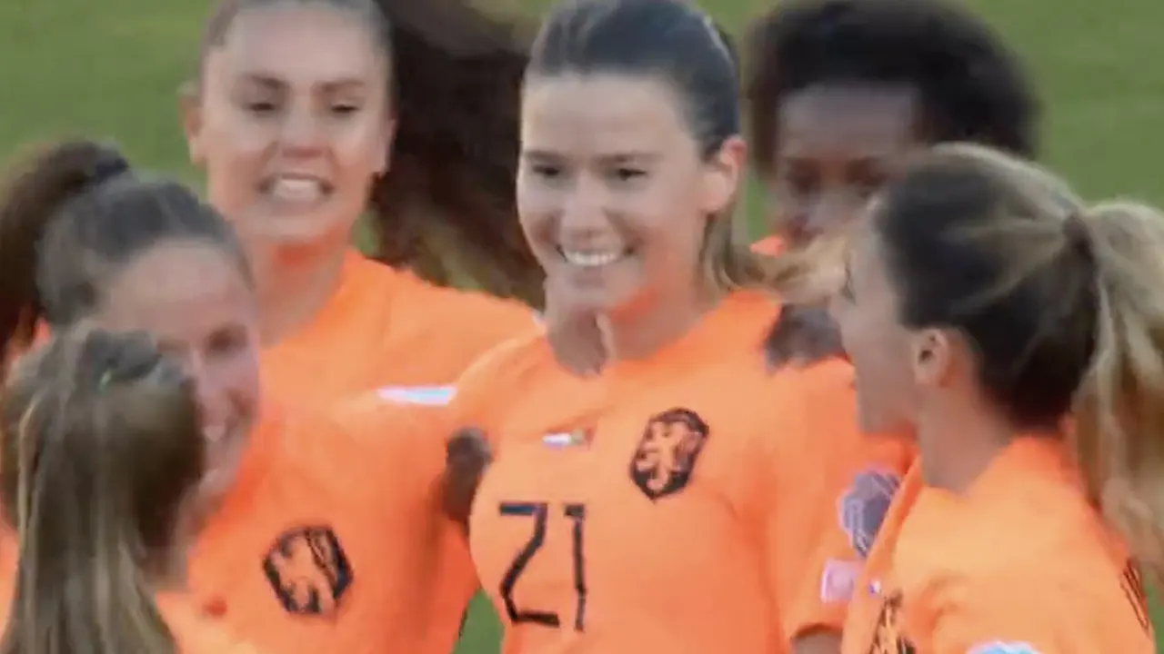 Droomstart voor de Oranje Leeuwinnen: Van der Gragt verdubbelt de voorsprong