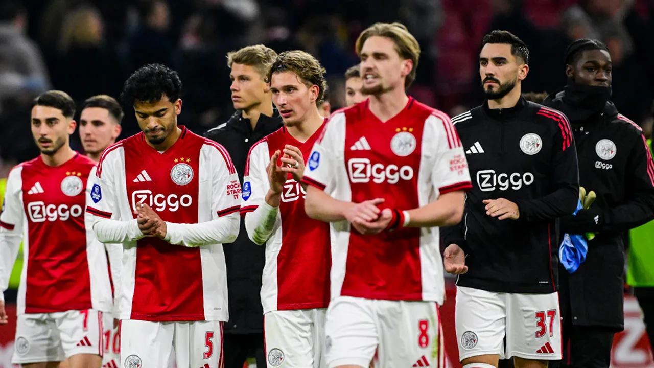 'Ajax is een gênante praatclub geworden, een broeinest van roddel en achterklap'