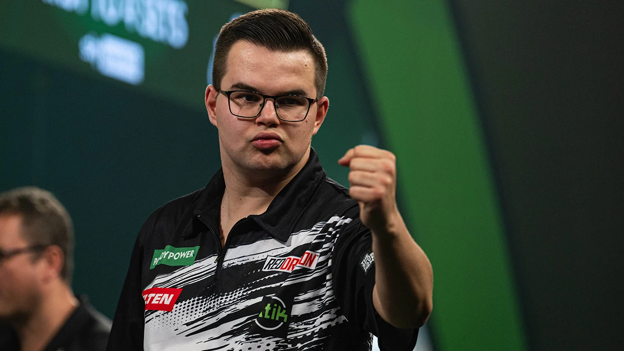 Gian van Veen plaatst zich na klinkende zege op Charlie Manby voor kwartfinale WK Darts