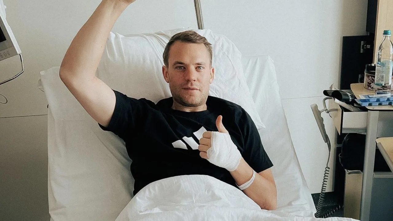 Neuer breekt been tijdens vakantie: seizoen zit erop