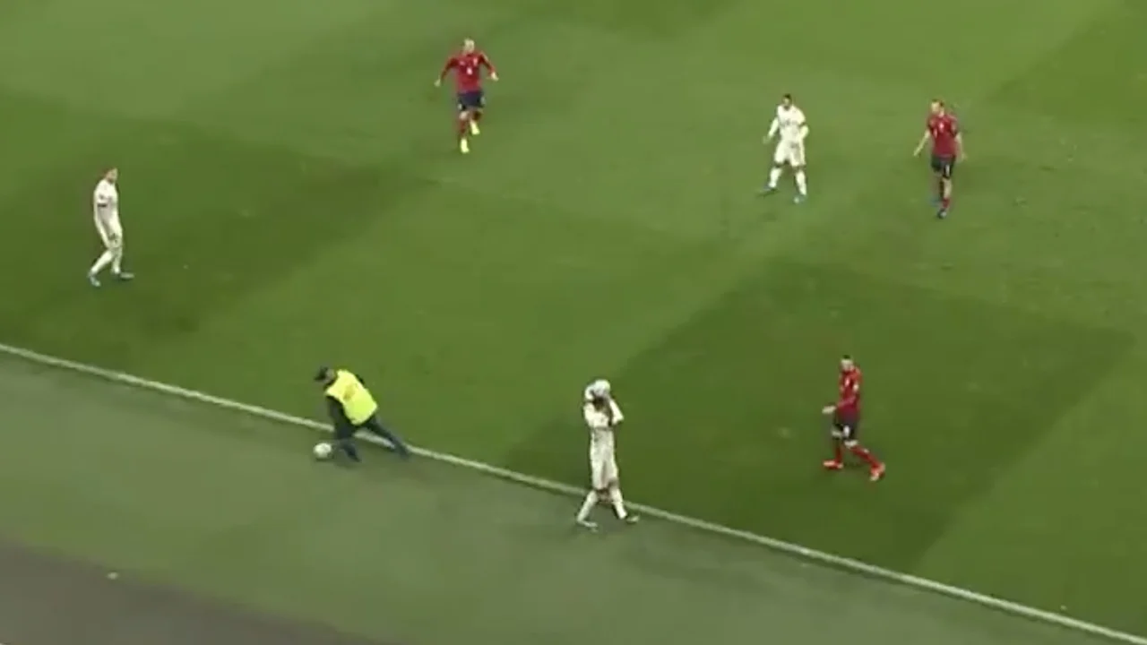 VIDEO: Steward gaat hard onderuit tijdens WK-kwalificatieduel